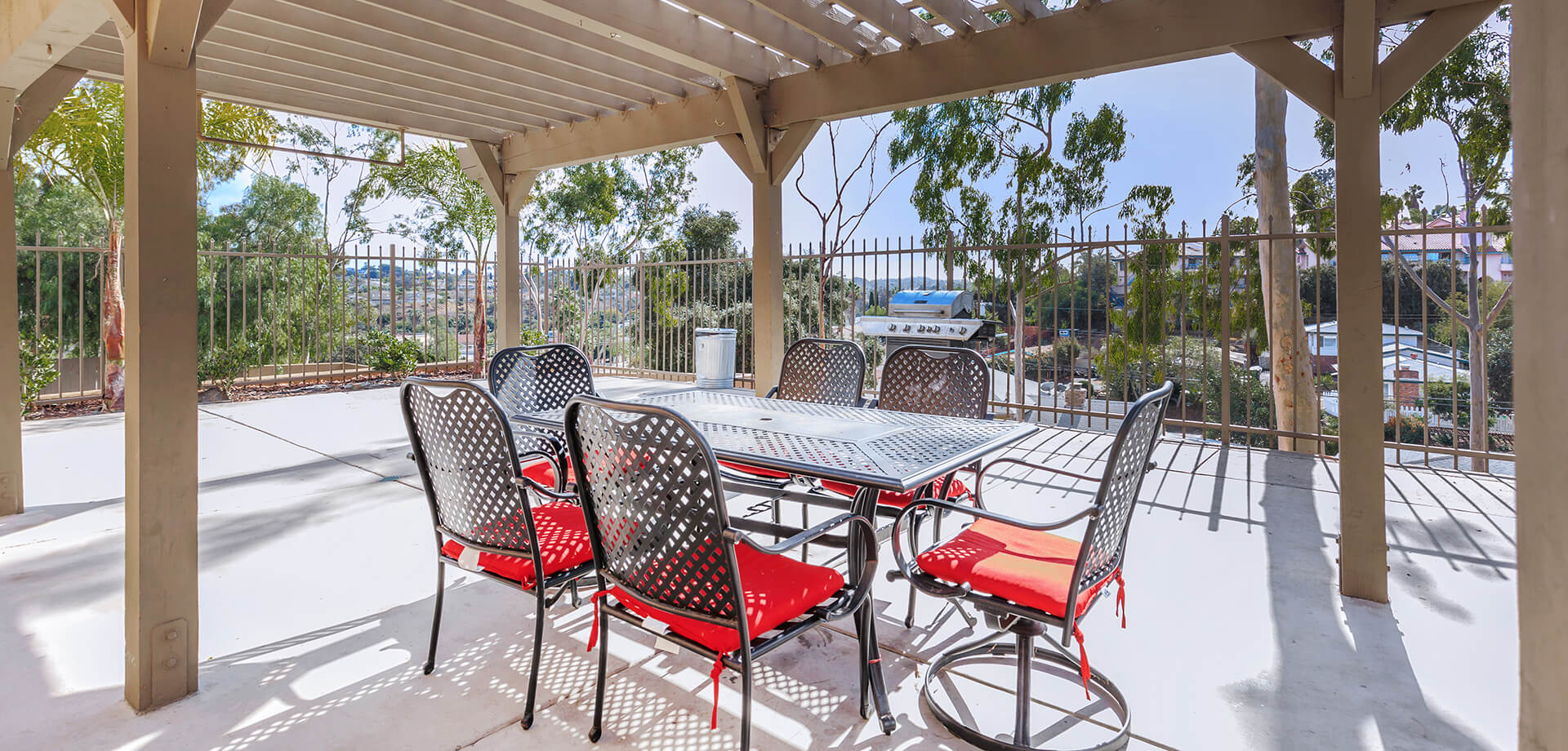 Newport Gardens Apartments in Vista, CA